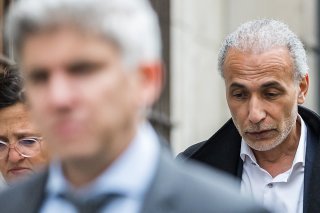 L'islamologue Tariq Ramadan arrive au Palais de justice de Genève avec ses avocats Yaël Hayat et Guerric Canonica.